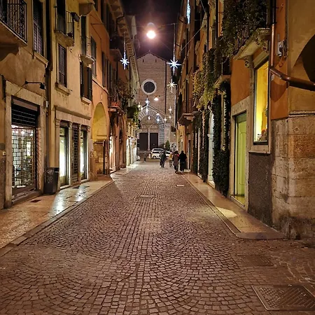 Attico Esclusivo Piazza Delle Erbe - Santa Anastasia Appartement *